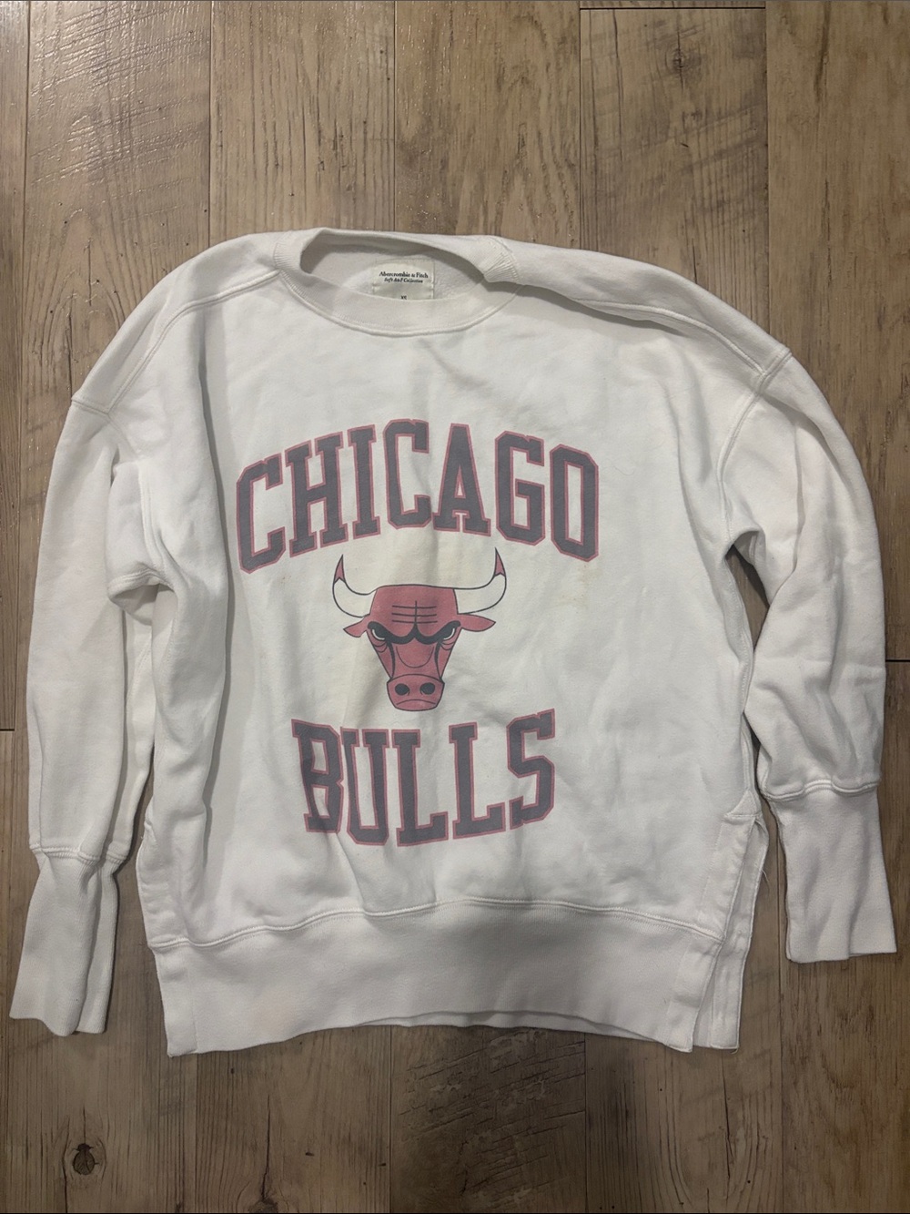 Abercrombie & Fitch White Chicago Bulls Crewneck Sweatshirt